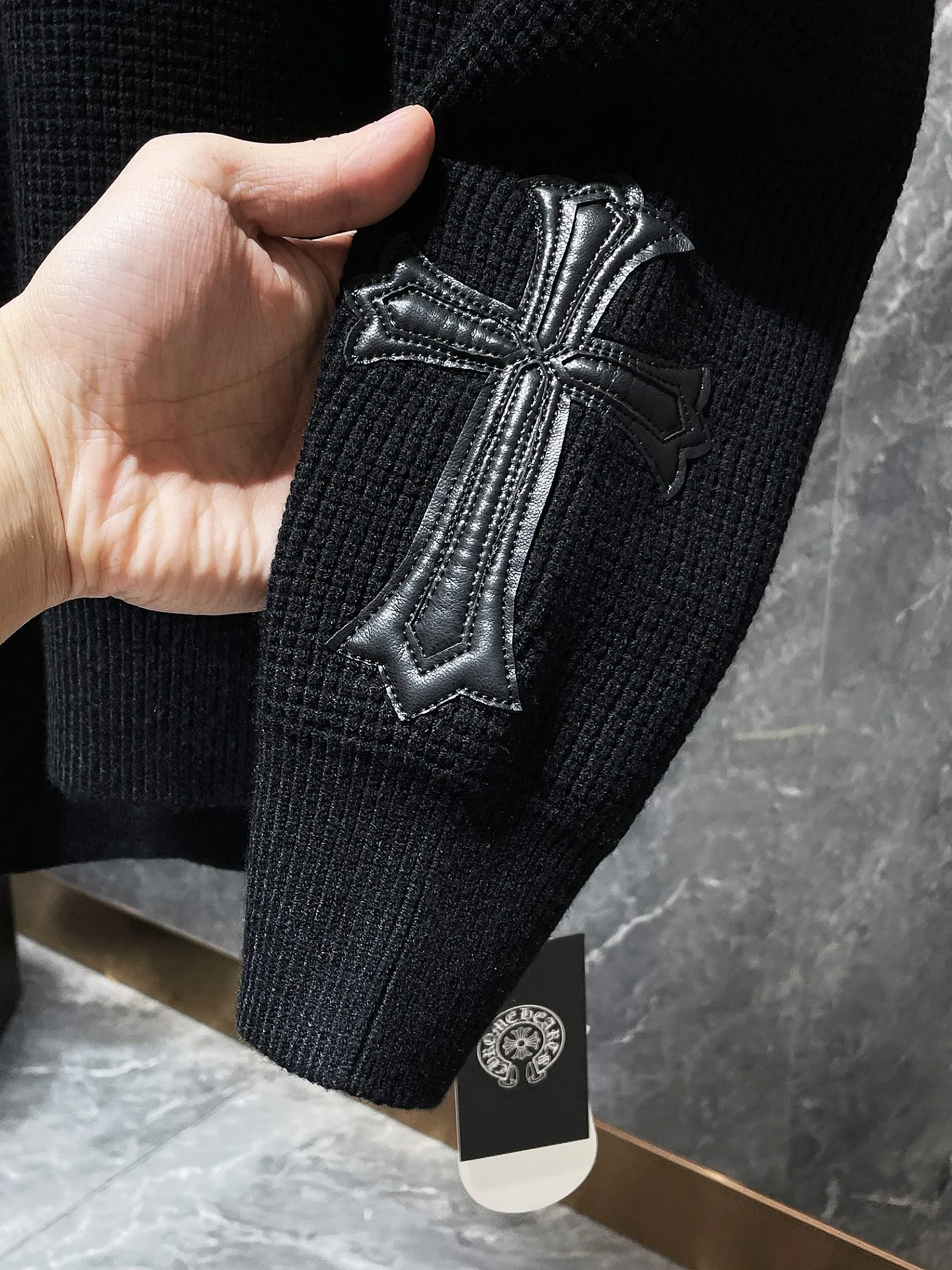 P236 Chrome Hearts 🍁Autumn and winter sweater series🍁 Customized version of hardware logo on the back➕leather cuffs Selected high-quality 100% pure cotton high-weight knitted fabric Special weaving technology Non-common version on the market Recommended colors: black avocado green
